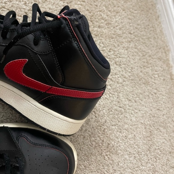 Nike Air Jordan 1 retro mid red & black size 6.5 youth 7 women  sneakers casual - Picture 10 of 15
